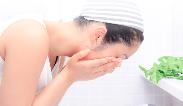 マナラホットクレンジングゲルで洗顔する女性